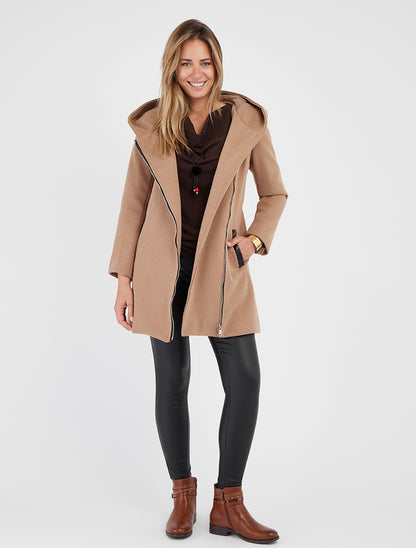 Abrigo con capucha e inserciones de imitación. - Camello