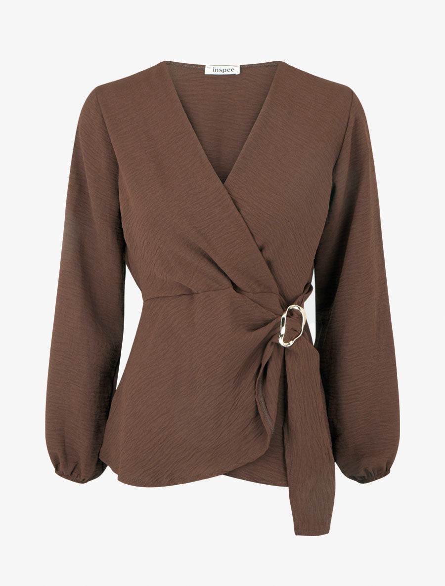 Blusa lisa estilo cruzado con cuello en forma de corazón. - Marrón