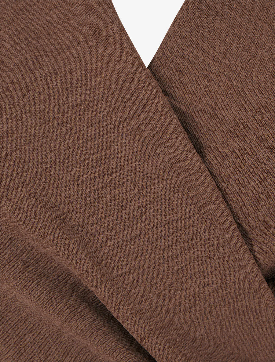 Blusa lisa estilo cruzado con cuello en forma de corazón. - Marrón