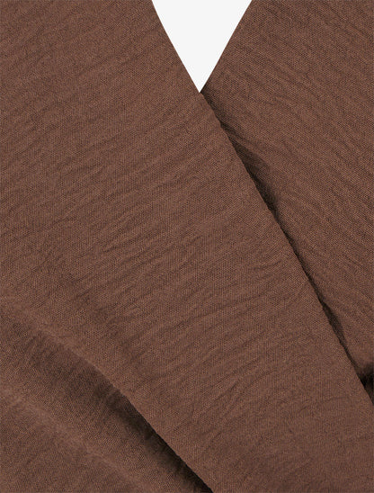 Blusa lisa estilo cruzado con cuello en forma de corazón. - Marrón