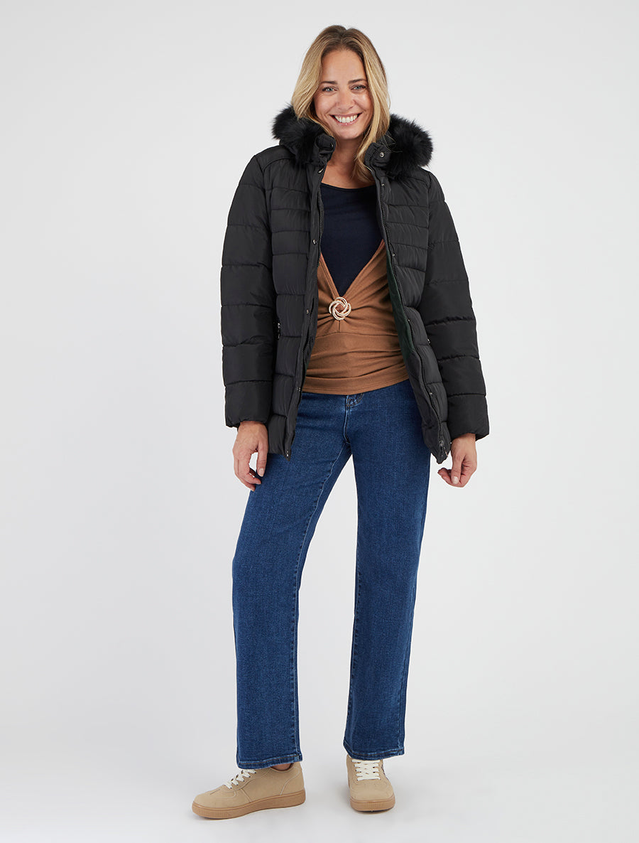 Abrigo acolchado con cinturón y capucha de piel sintética. - Negro