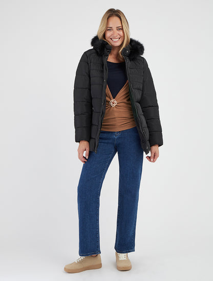 Abrigo acolchado con cinturón y capucha de piel sintética. - Negro