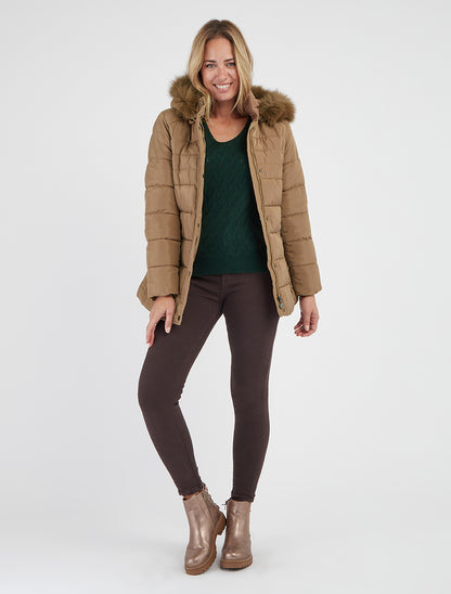 Abrigo acolchado con cinturón y capucha de piel sintética. - Camello