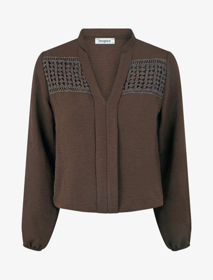 Blusa fluida corte globo con detalle de crochet - Marrón