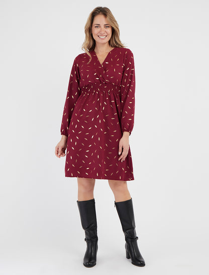 Vestido acampanado con estampado de plumas doradas - Color vino