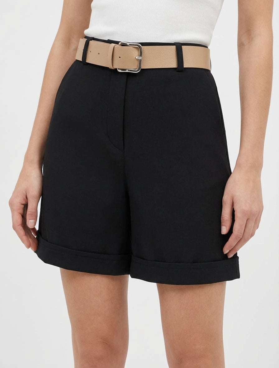 Short con cinturón y dobladillo. - Negro