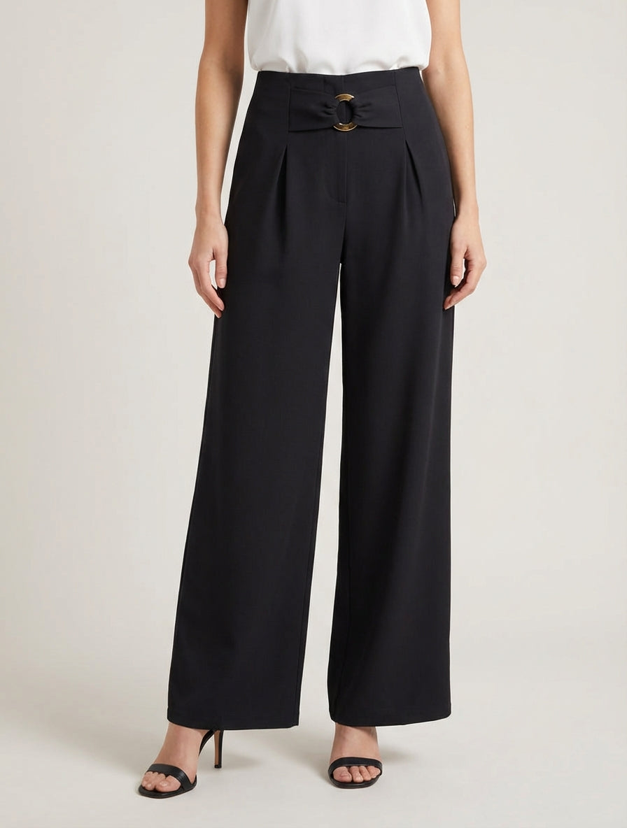 Pantalón ancho de talle alto con hebilla decorativa. - Negro