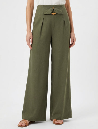 Pantalón ancho de talle alto con hebilla decorativa. - Caqui