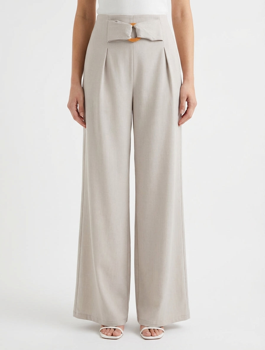 Pantalón ancho de talle alto con hebilla decorativa. - Beis