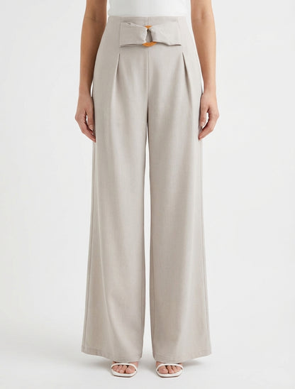 Pantalón ancho de talle alto con hebilla decorativa. - Beis