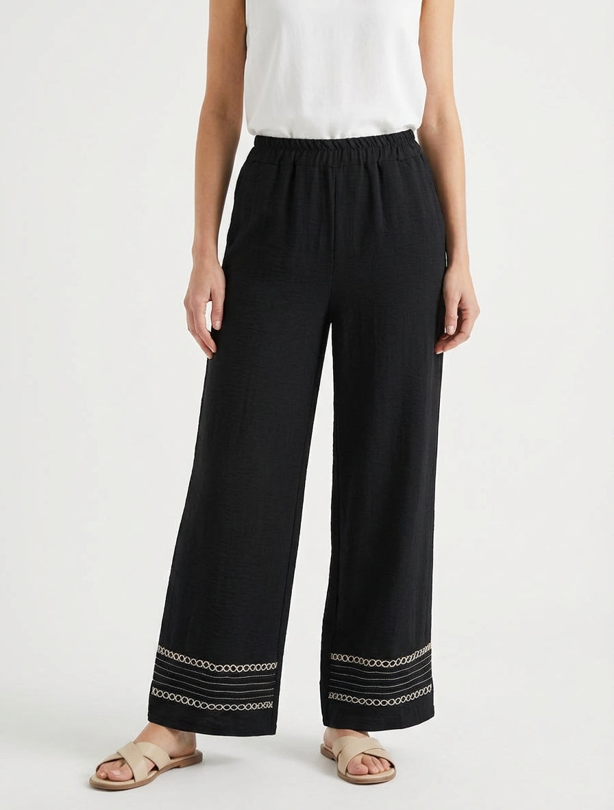 Pantalón holgado con bordes bordados. - Negro