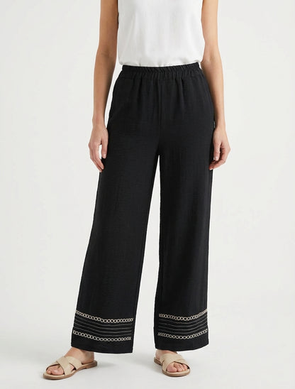 Pantalón holgado con bordes bordados. - Negro