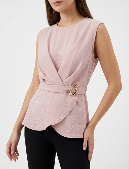 Top entallado con hebilla decorativa - Rosa