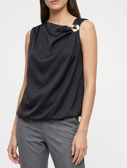 Top satinado con joya metálica - Negro