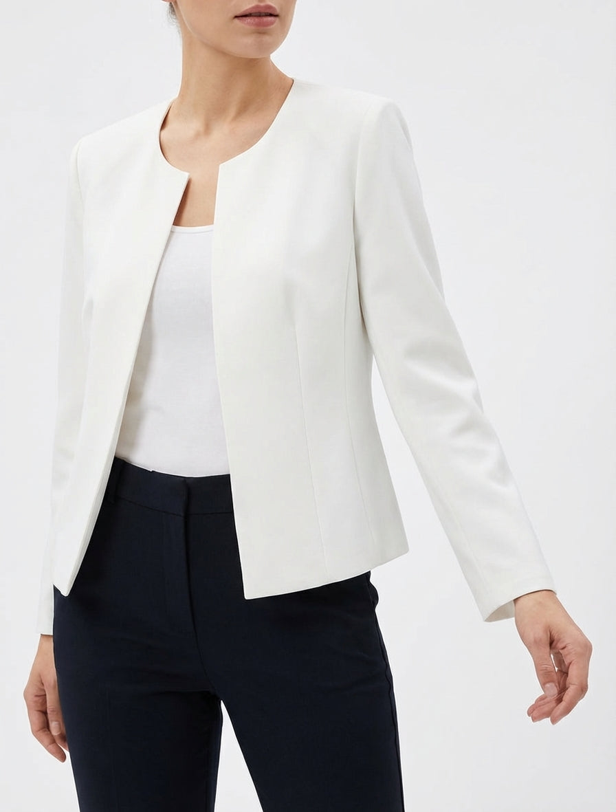 Chaqueta recta con cuello redondo y hombreras. - Blanco
