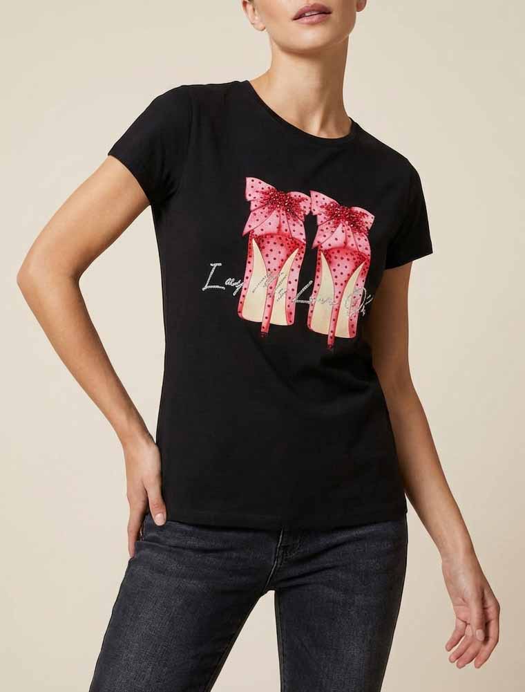 Camiseta con strass y diseño de stiletto. - Negro