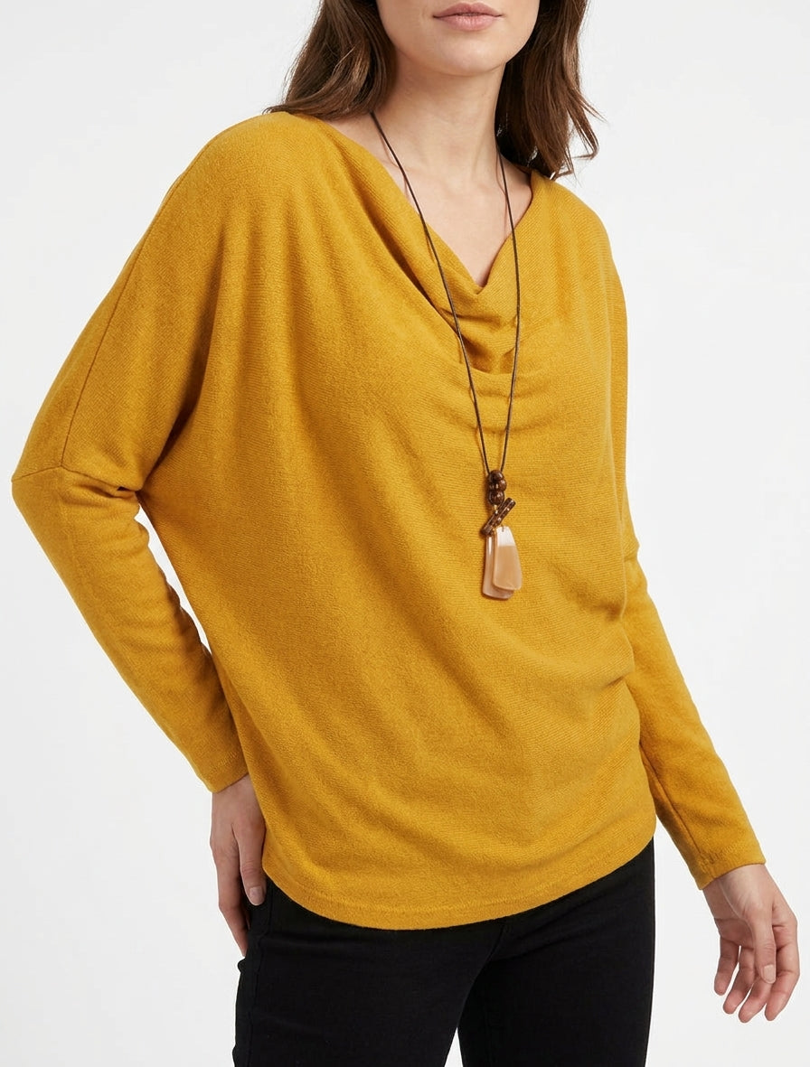 Suéter fino con mangas murciélago y cuello drapeado. - Amarillo mostaza