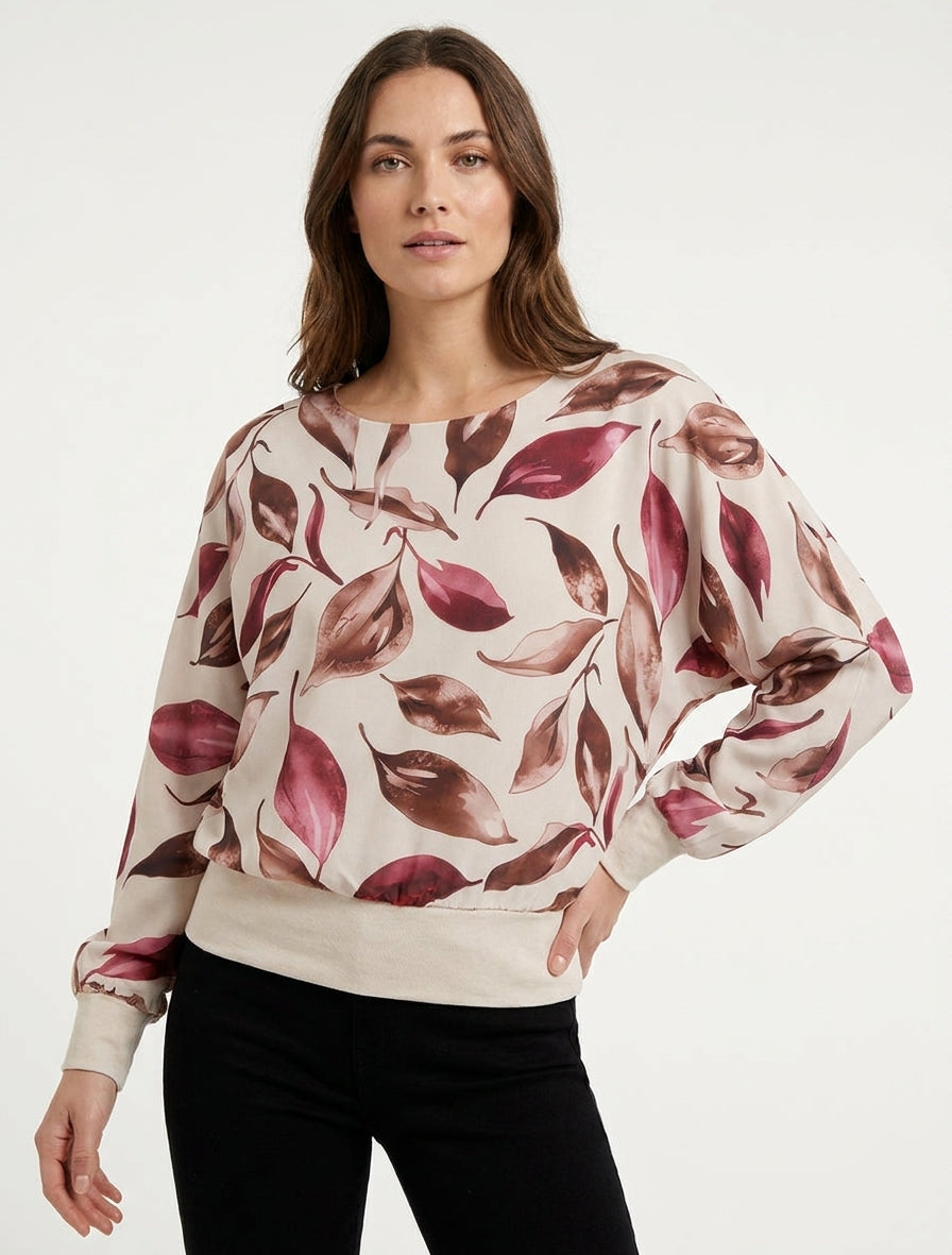 Top con estampado de hojas y mangas murciélago. - Beis