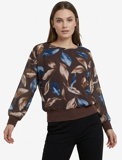 Top con estampado de hojas y mangas murciélago. - Marrón