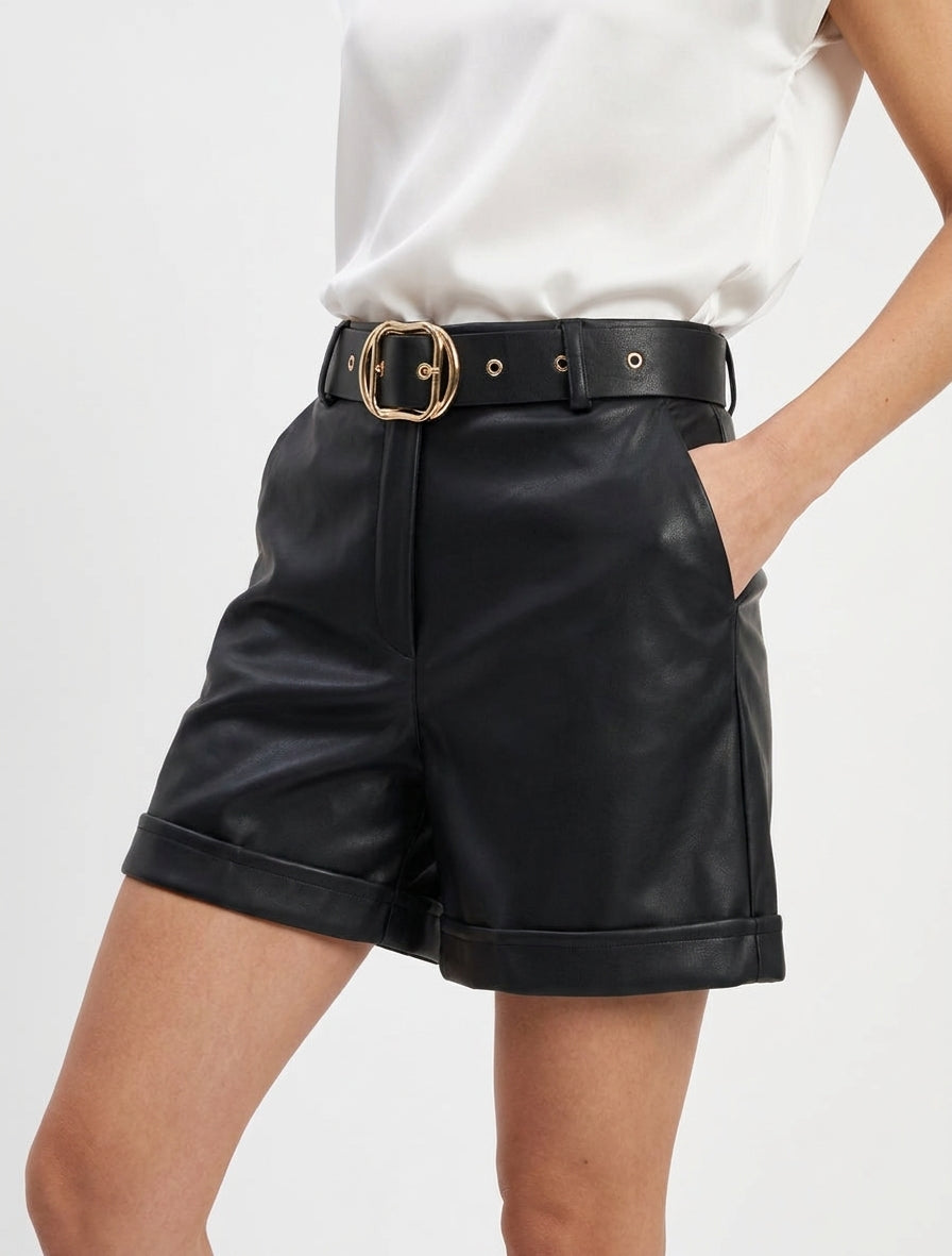 Short de imitación con dobladillo. - Negro