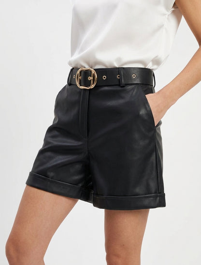 Short de imitación con dobladillo. - Negro