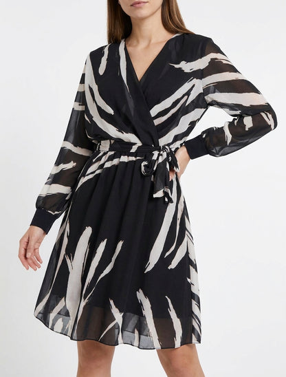 Vestido acampanado con estampado abstracto - Negro