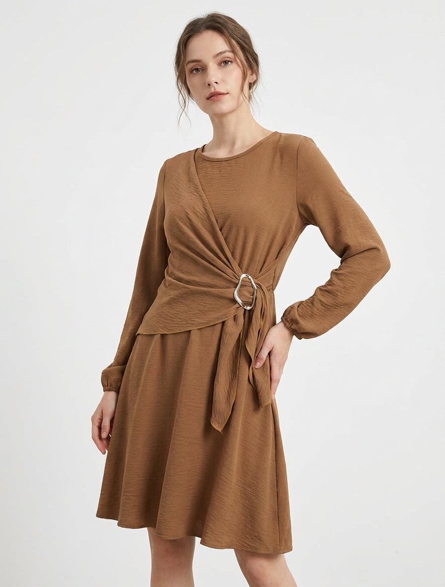 Vestido evasé de manga larga con panel drapeado y joya - Camello
