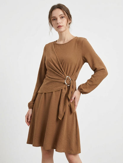 Vestido evasé de manga larga con panel drapeado y joya - Camello