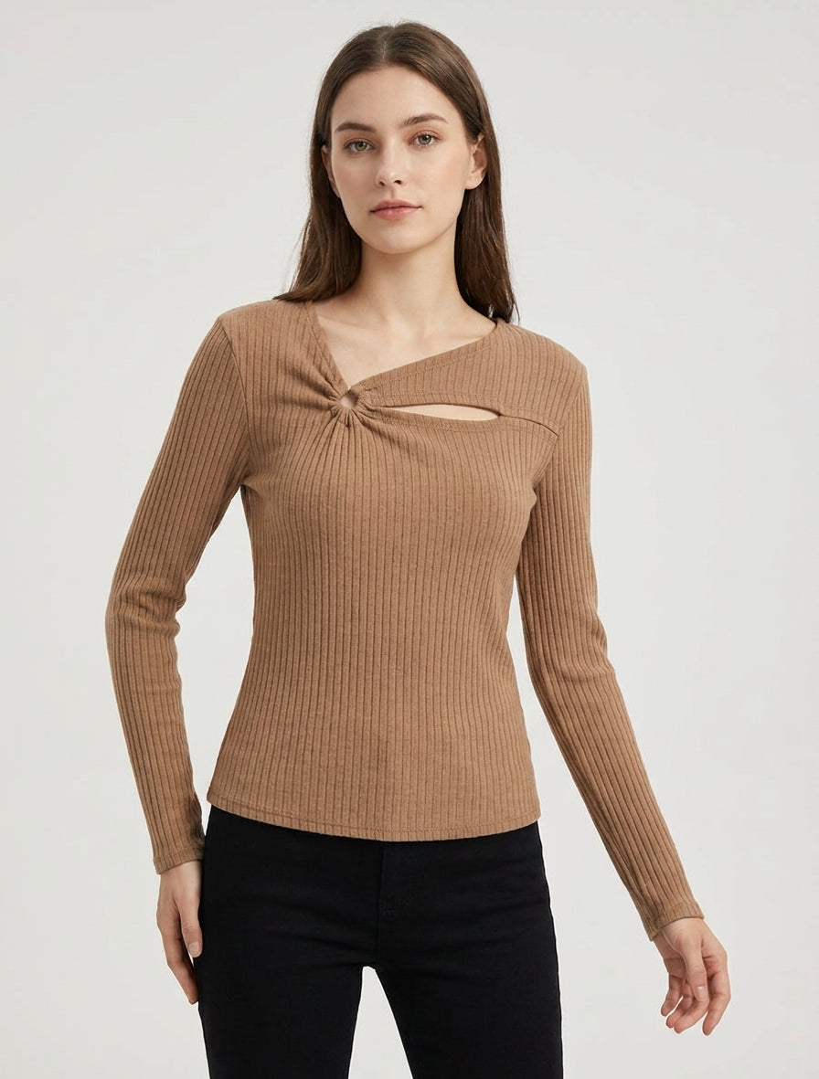 Jersey acanalado con cuello asimétrico calado - Camello