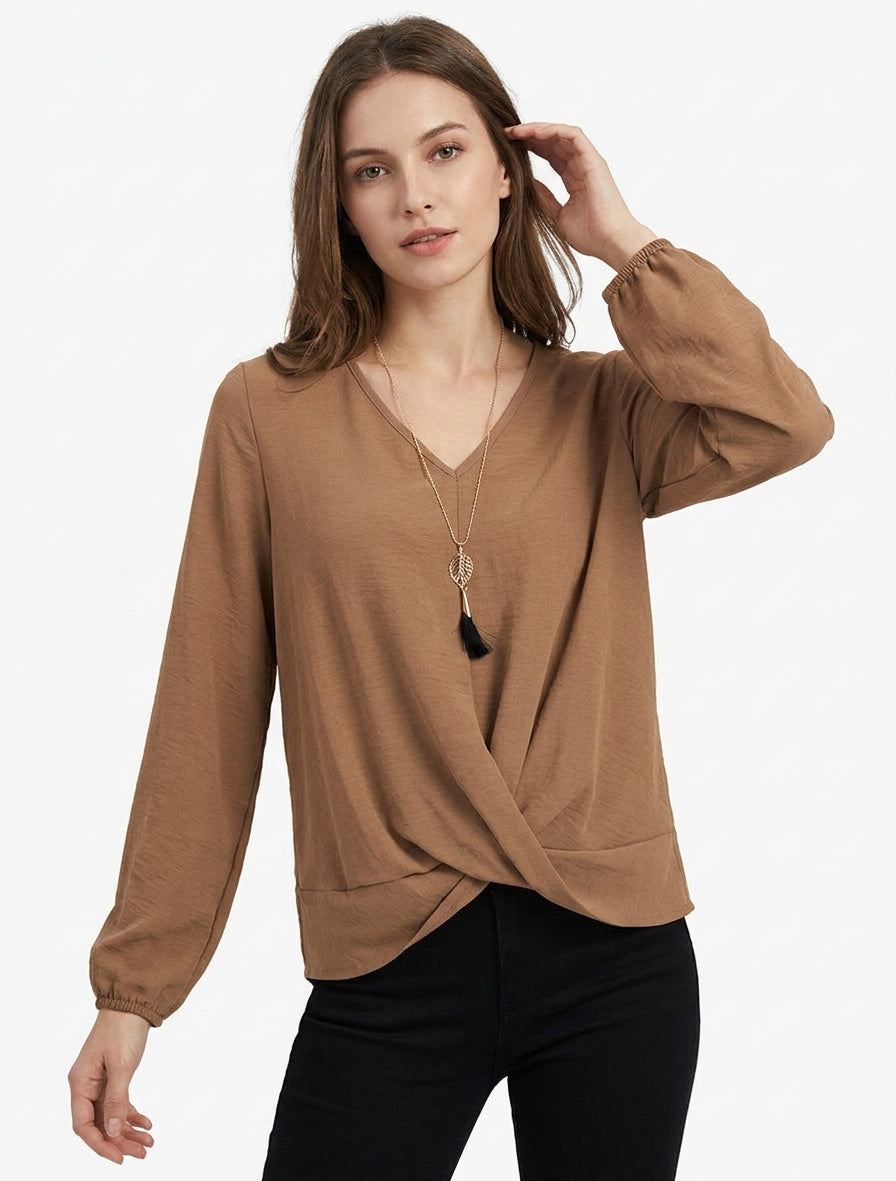 Top de derecha con bordes retorcidos y cuello en V - Camello