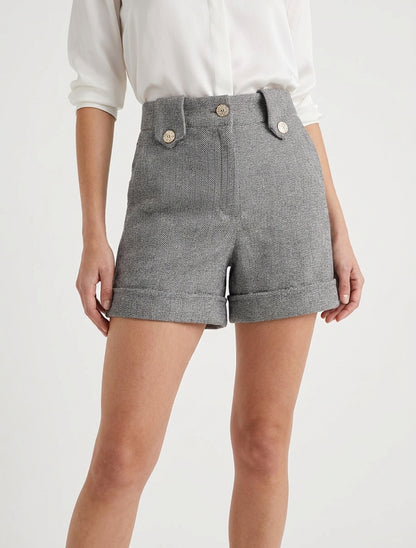 Short recto con dobladillo y botones decorativos. - Gris