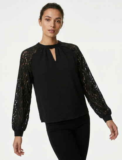 Top con mangas raglán de encaje y cuello calado - Negro
