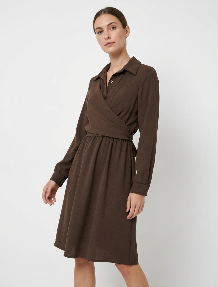 Vestido camisero con panel para anudar - Marrón