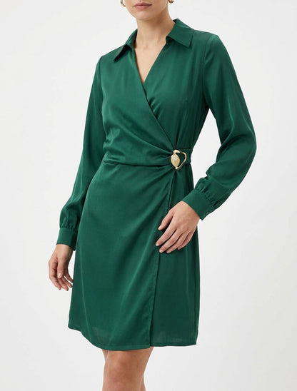 Vestido cruzado satinado de manga larga con joya - Verde esmeralda