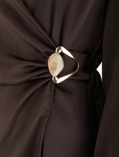 Robe portefeuille satinée à manches longues et bijou - Marron - 3
