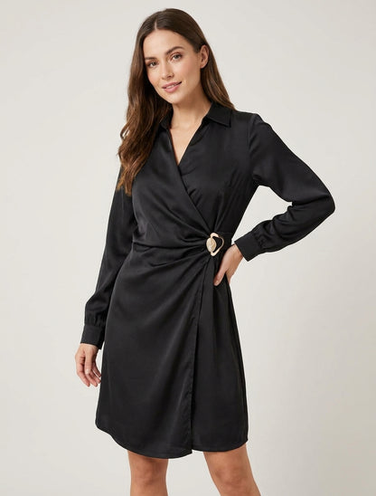Vestido cruzado de satén con mangas largas y joya - Negro