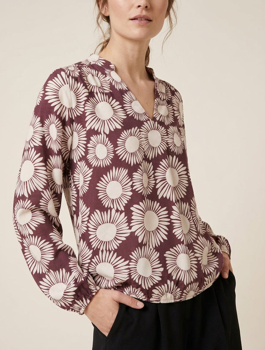 Blusa estampada de flores con puños elásticos. - Ciruela