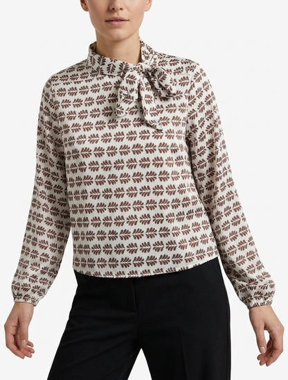 Top de satén con cuello de lazo y estampado gráfico. - Marrón