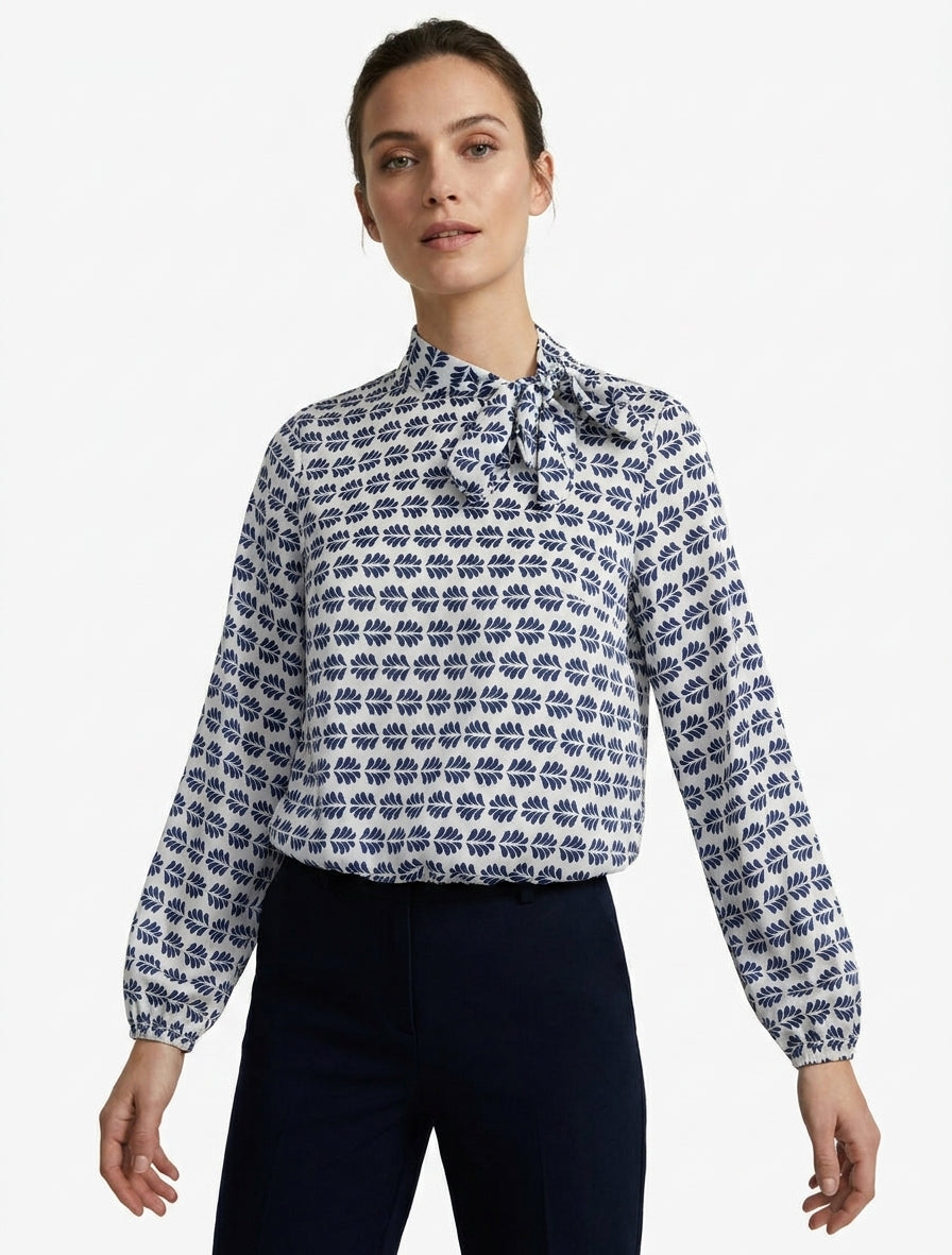 Top de satén con cuello de lazo y estampado gráfico. - Marine