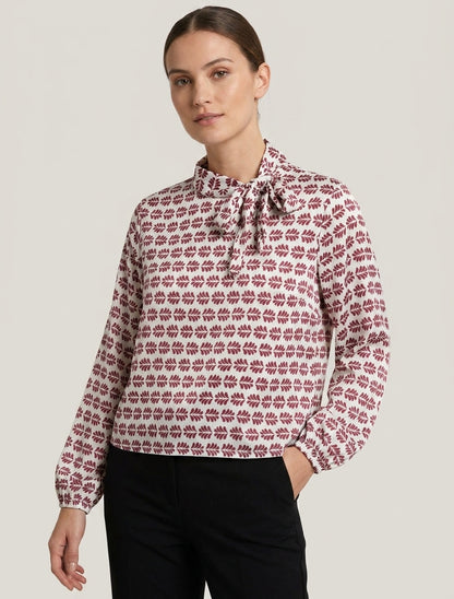 Top de satén con cuello de lazo y estampado gráfico - Color vino