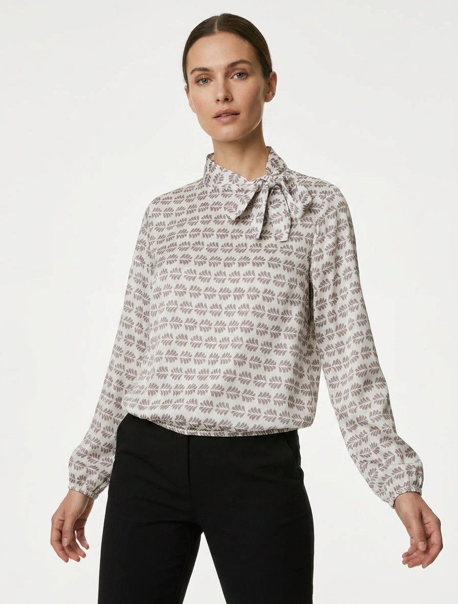 Top de satén con cuello de lazo y estampado gráfico - Topo