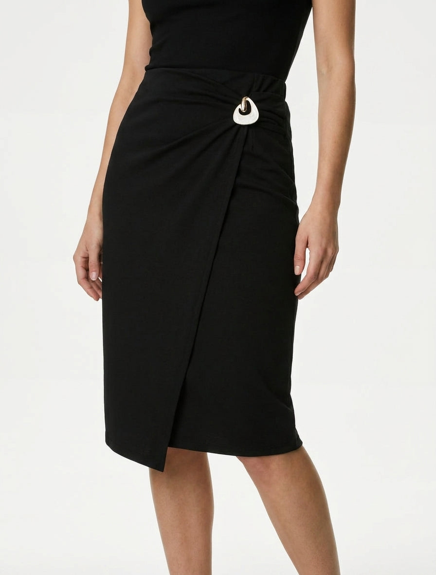 Falda midi estilo cruzado con joya efecto nacarado - Negro