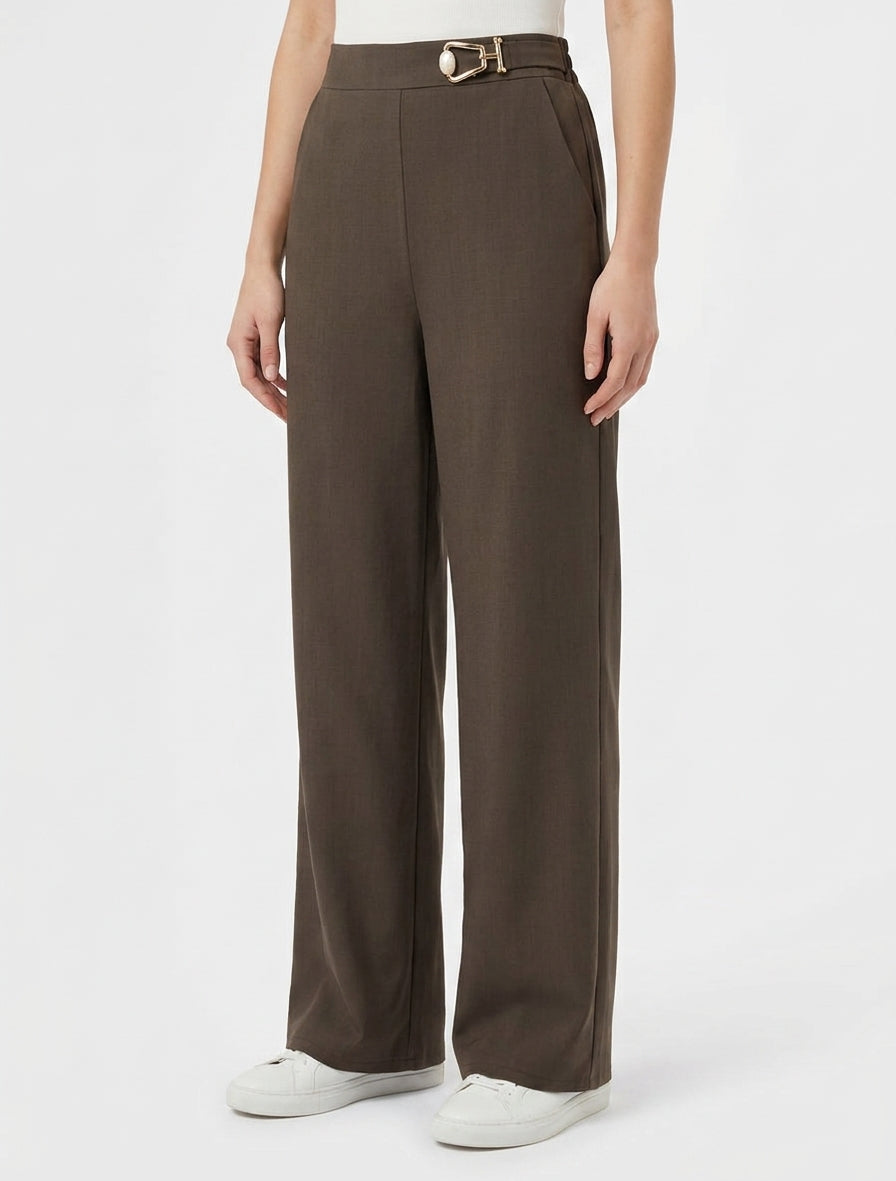 Pantalón ancho de talle alto con adorno de fantasía. - Marrón