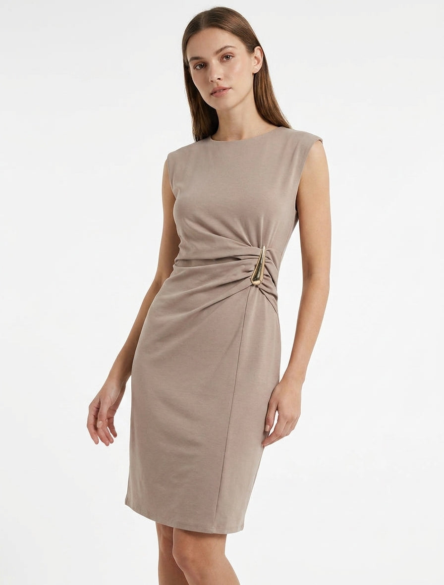 Vestido sin mangas efecto drapeado - Topo