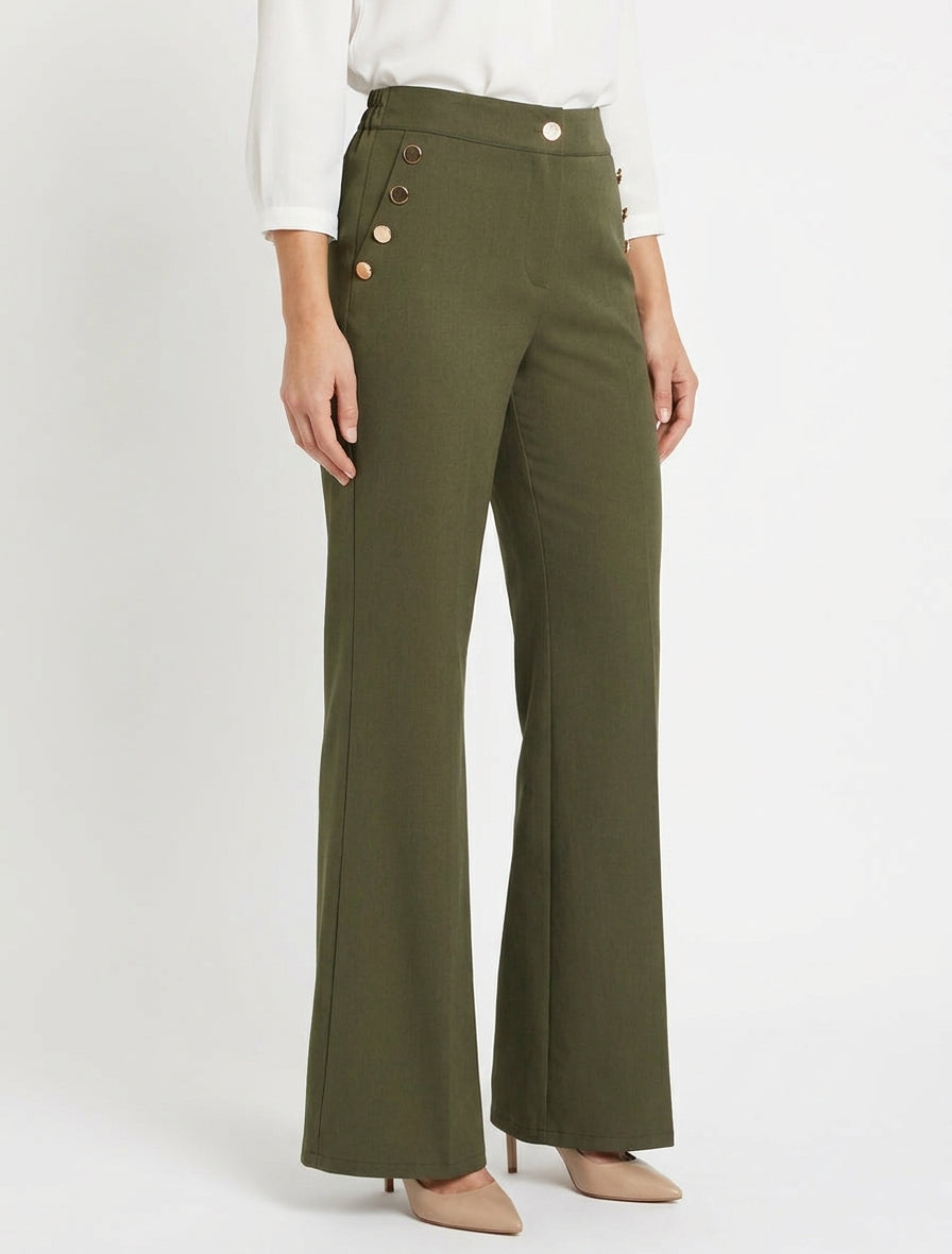 Pantalón de talle alto corte flare con botones decorativos dorados. - Caqui