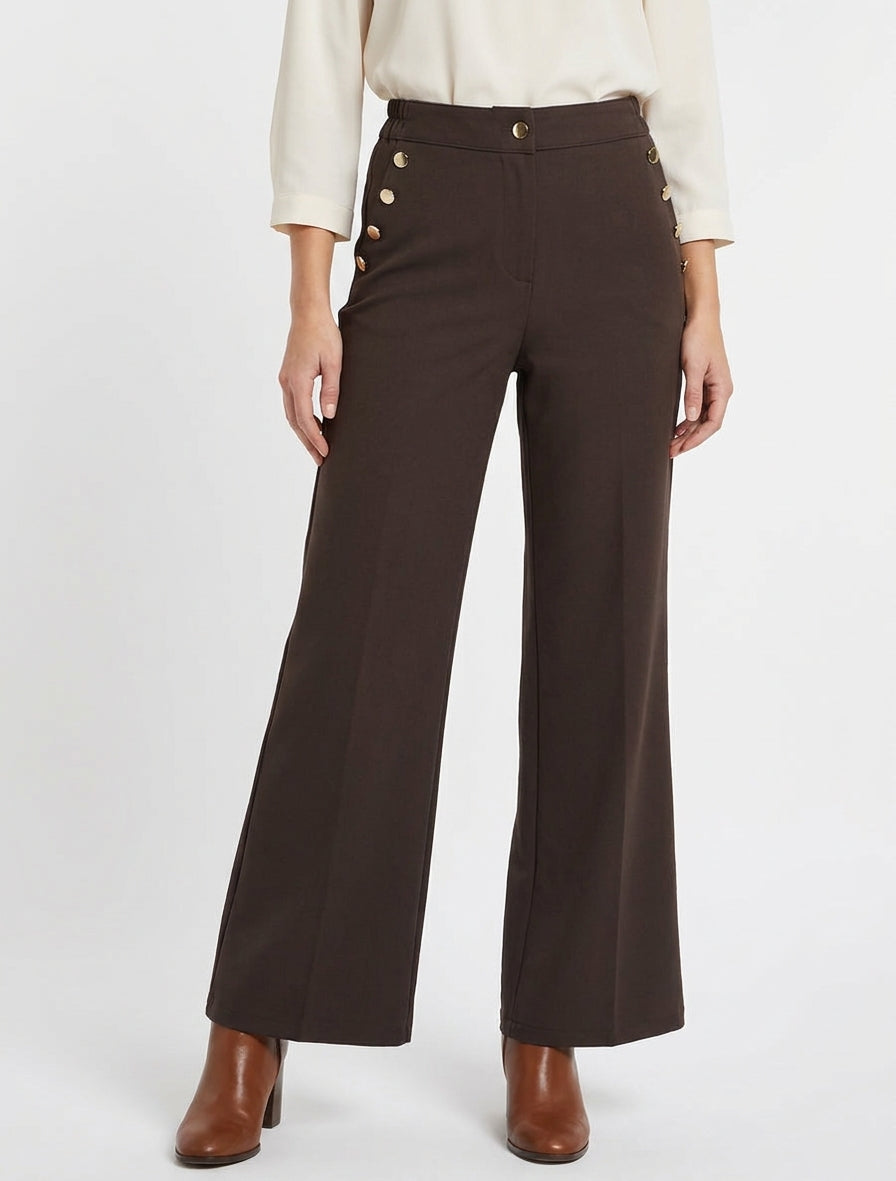 Pantalón de talle alto corte flare con botones decorativos dorados. - Marrón