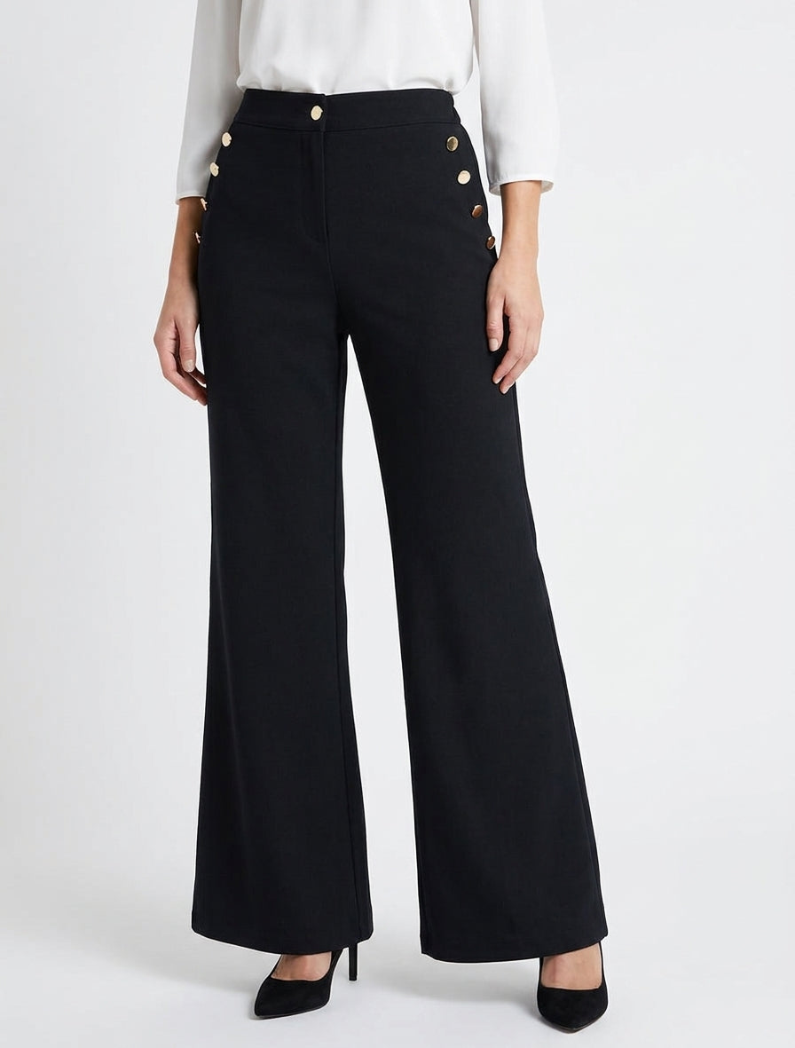 Pantalón de talle alto corte flare con botones decorativos dorados. - Negro