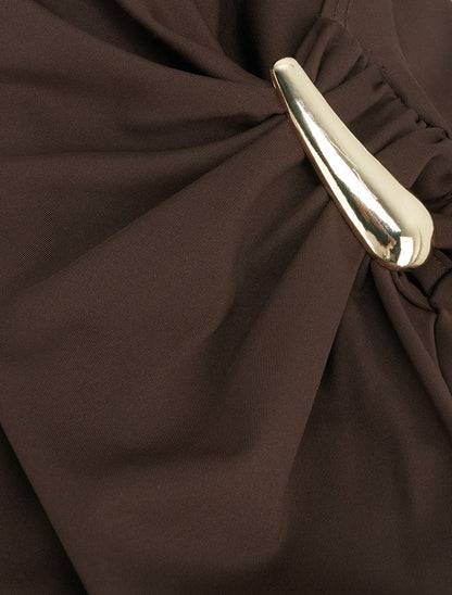 Body satiné à col asymétrique et bijou - Marron - 3