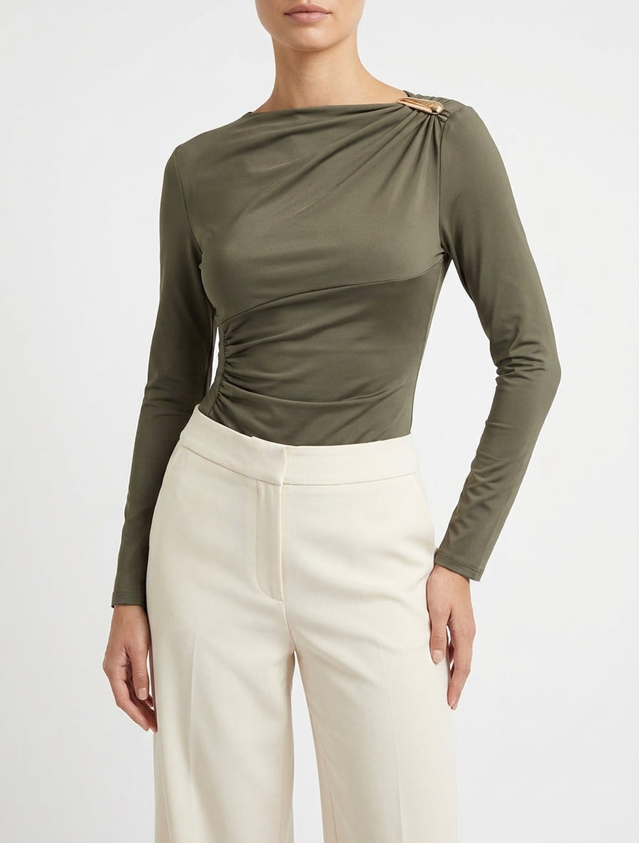 Body satinado con cuello asimétrico y joya - Caqui