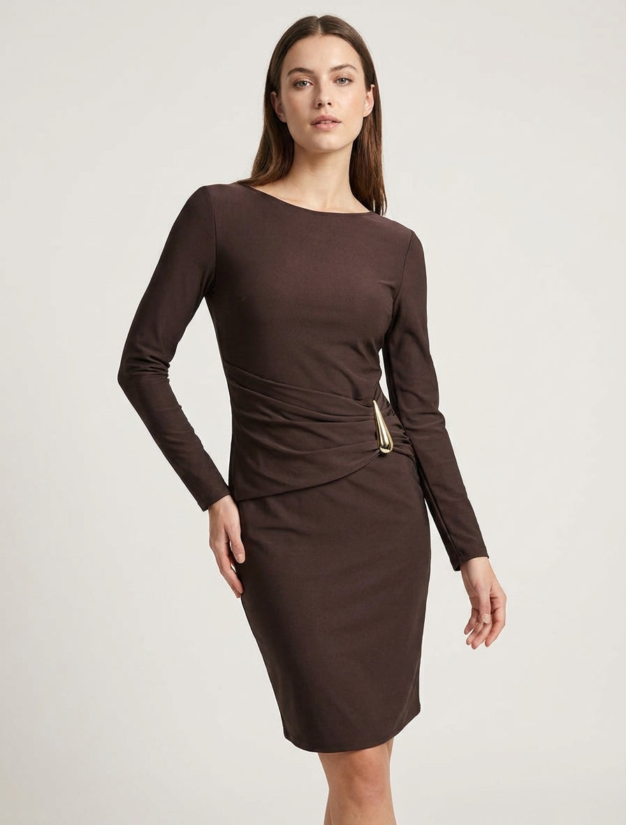 Vestido midi con adorno de metal. - Marrón
